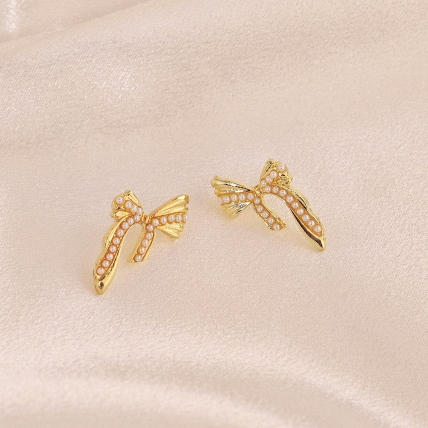 Gold Bow Pearl Stud