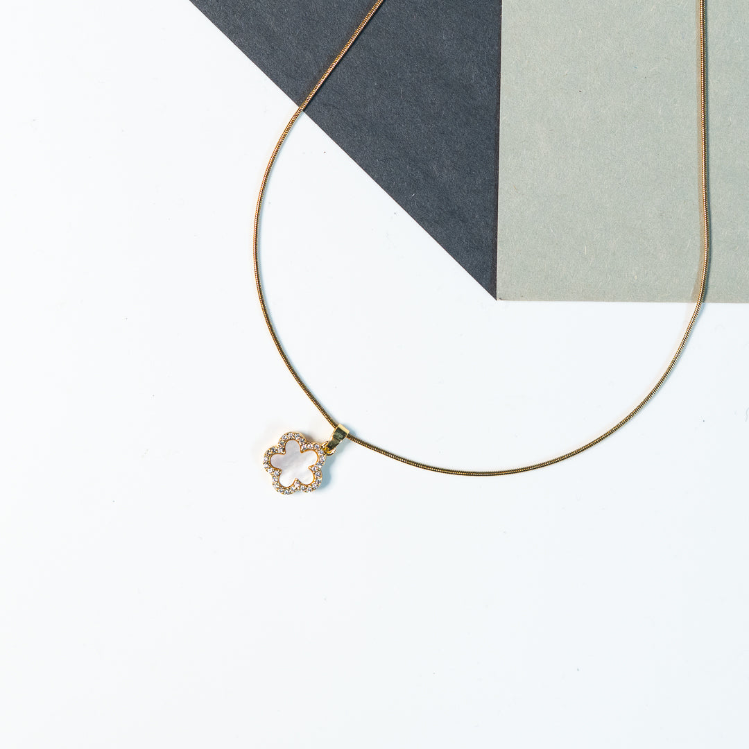 Classic Pearl Clover Pendant